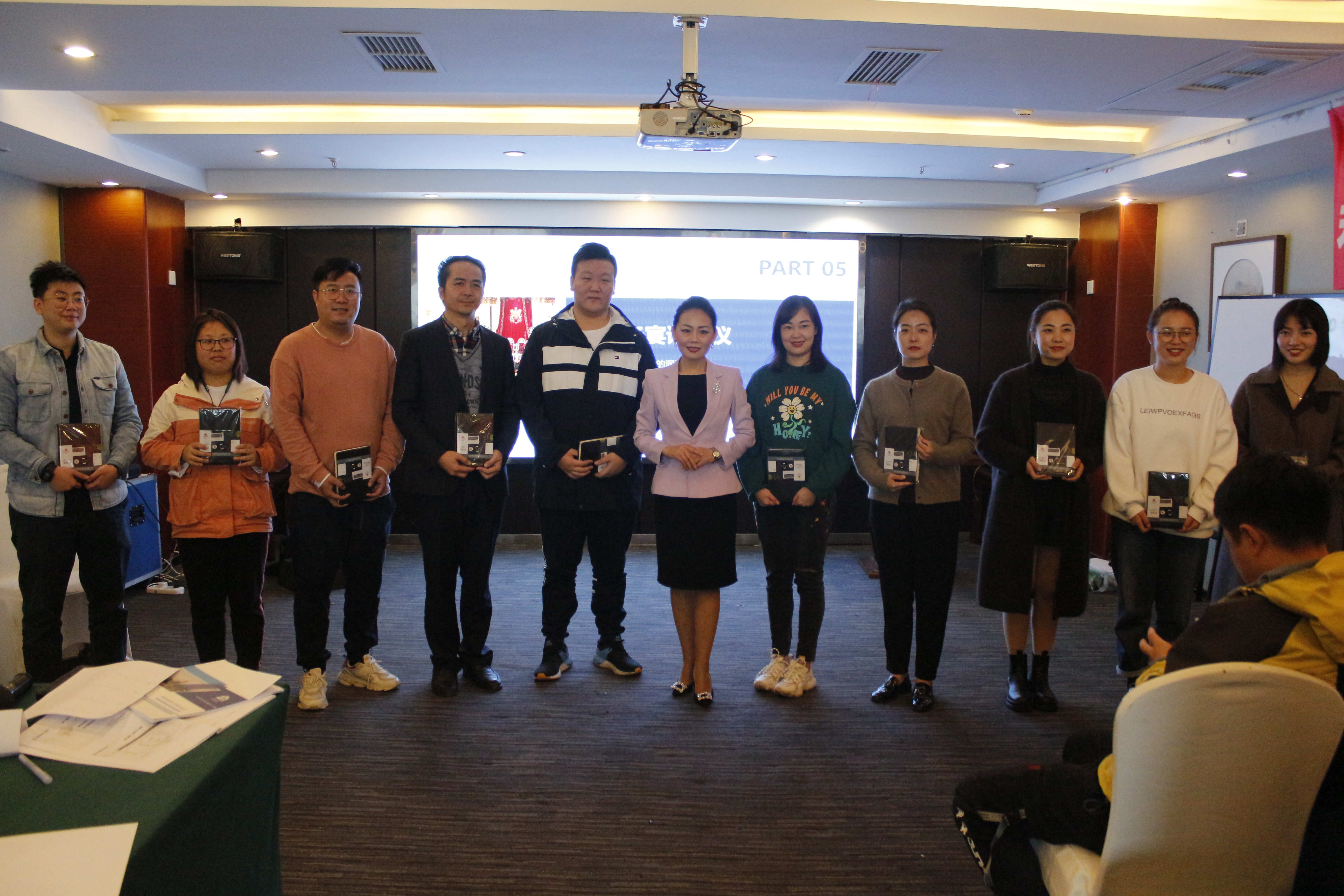 嘉來置業開展《商務接待與拜訪禮儀》培訓