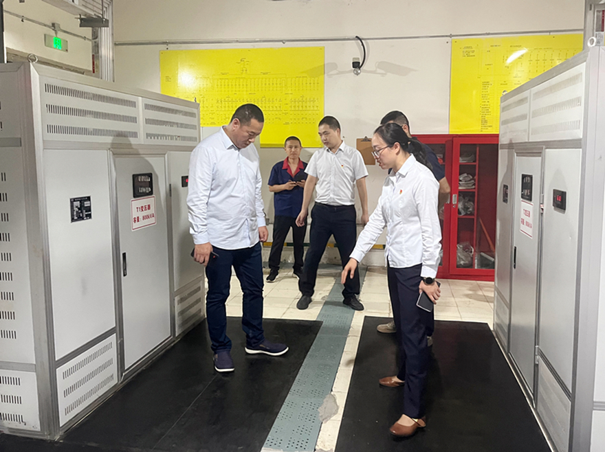 圖2:集團黨委副書記、總經理孫瑞云督導建設大廈變配電室安全 圖2:集團黨委副書記、總經理孫瑞云督導建設大廈變配電室安全