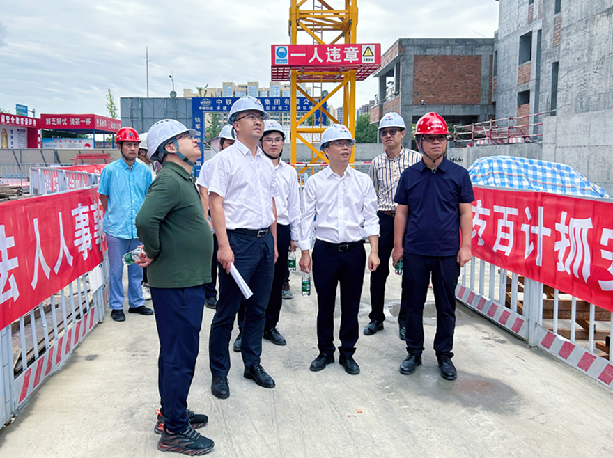 圖6:集團副總經理余佰宣督導璟上江瀾項目施工安全 圖6:集團副總經理余佰宣督導璟上江瀾項目施工安全